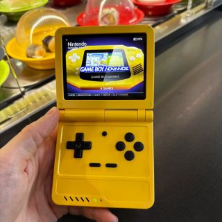Už delší dobu přemýšlím, kterou clamshell ("véčkovou") konzoli přidat do nabídky Retro-Gameru. Aktuálně jeden takový model...