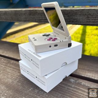 Novinka na retro-gamer.cz 🎮 Anbernic RG35XX-SP - vypadá jako GameBoy Advance SP, ale zvládne toho mnohem víc....